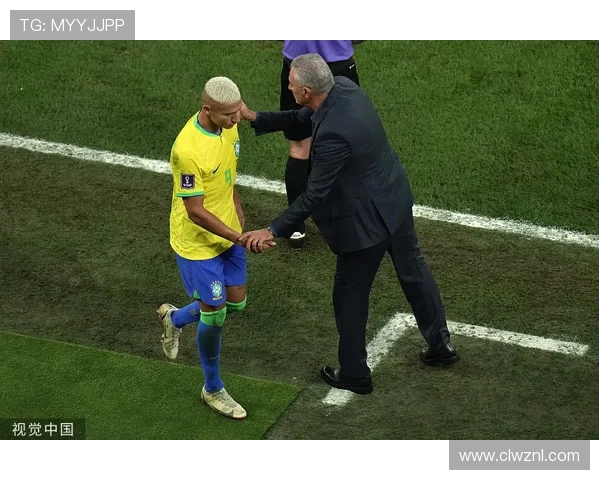 维尼修斯在训练场向队友道歉 阿隆索全程陪同见证